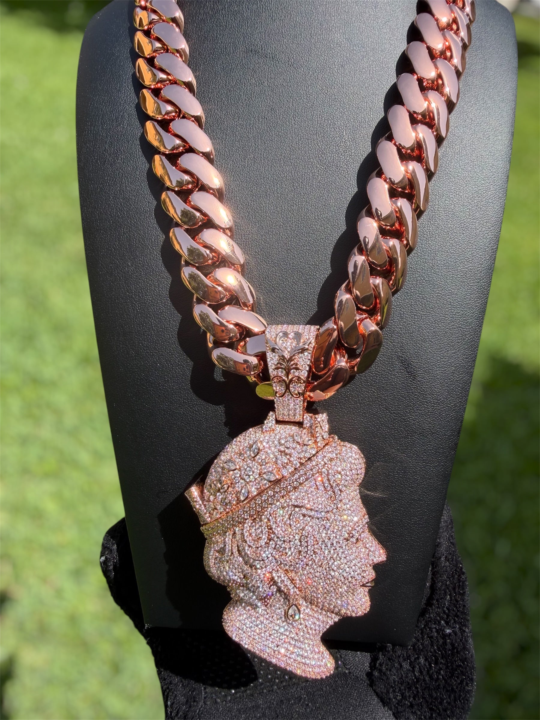 Royal Queen Elizabeth Pendant With Rose Gold Cuban Chain